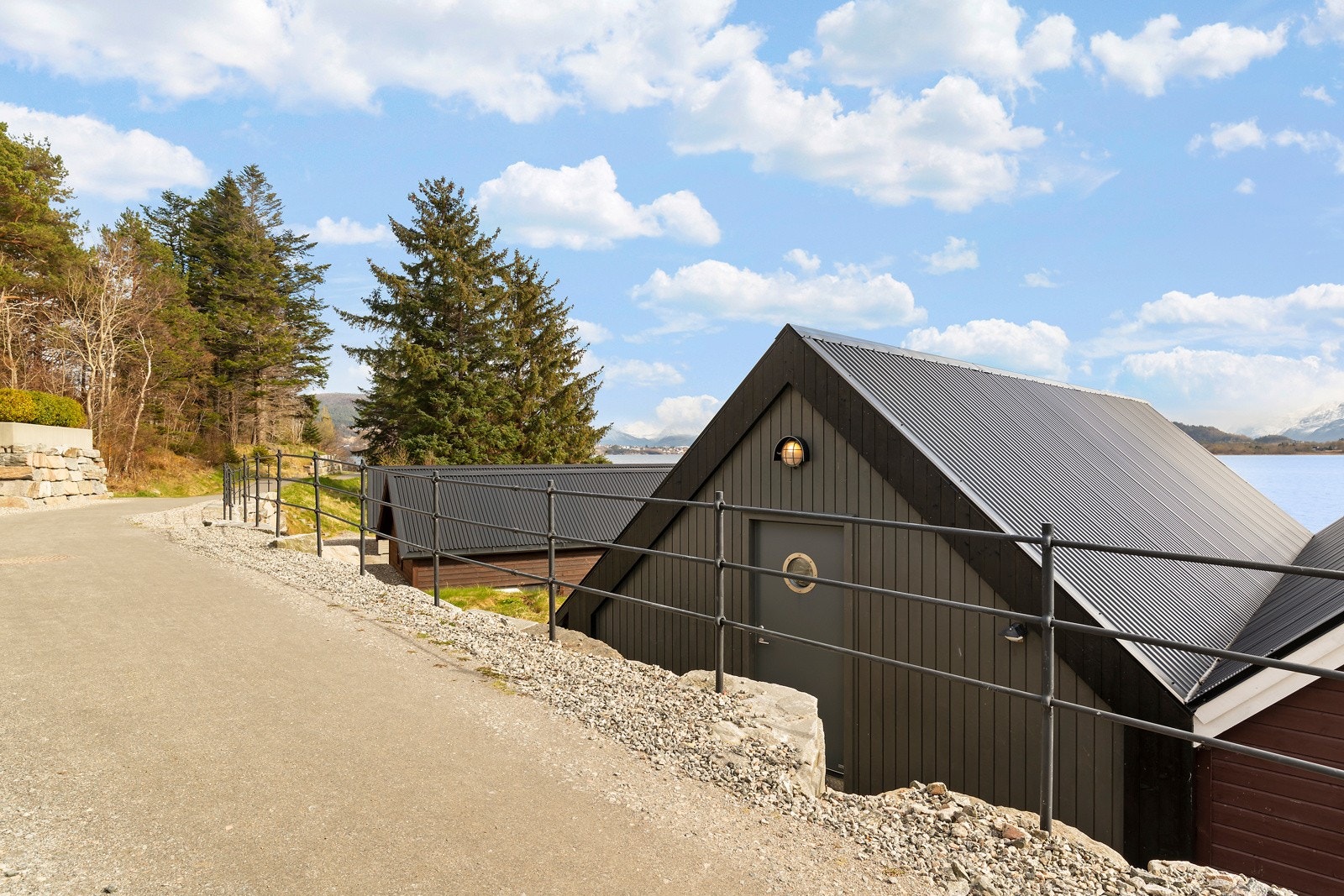 Det er lettvint adkomst fra Fjordstien med natursteinstrapp. Galleribilde