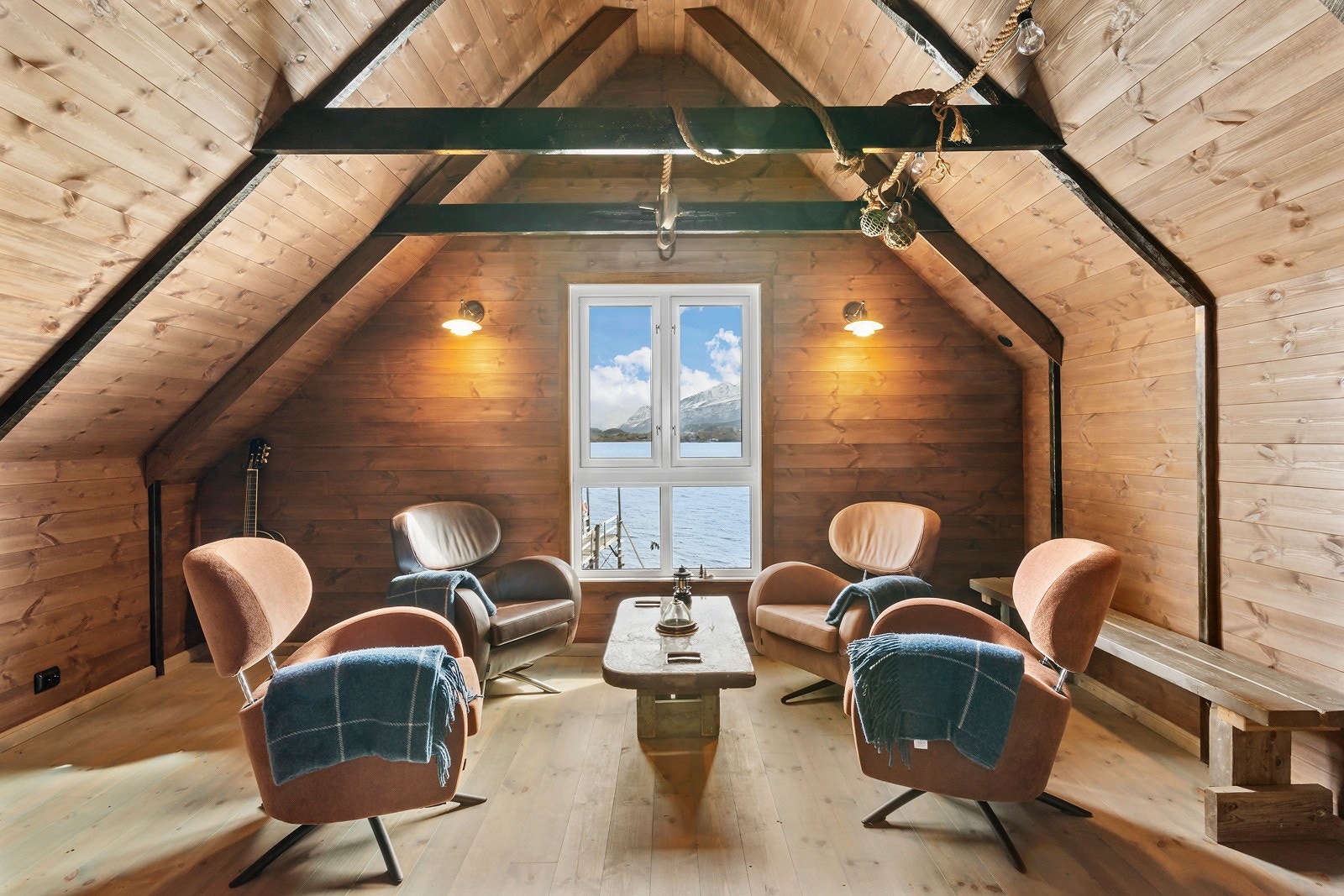 Proaktiv Eiendomsmegling v/ Jon Kristian Valderhaug Røsok har gleden av å presentere dette flotte naustet langs Fjordstien. Galleribilde