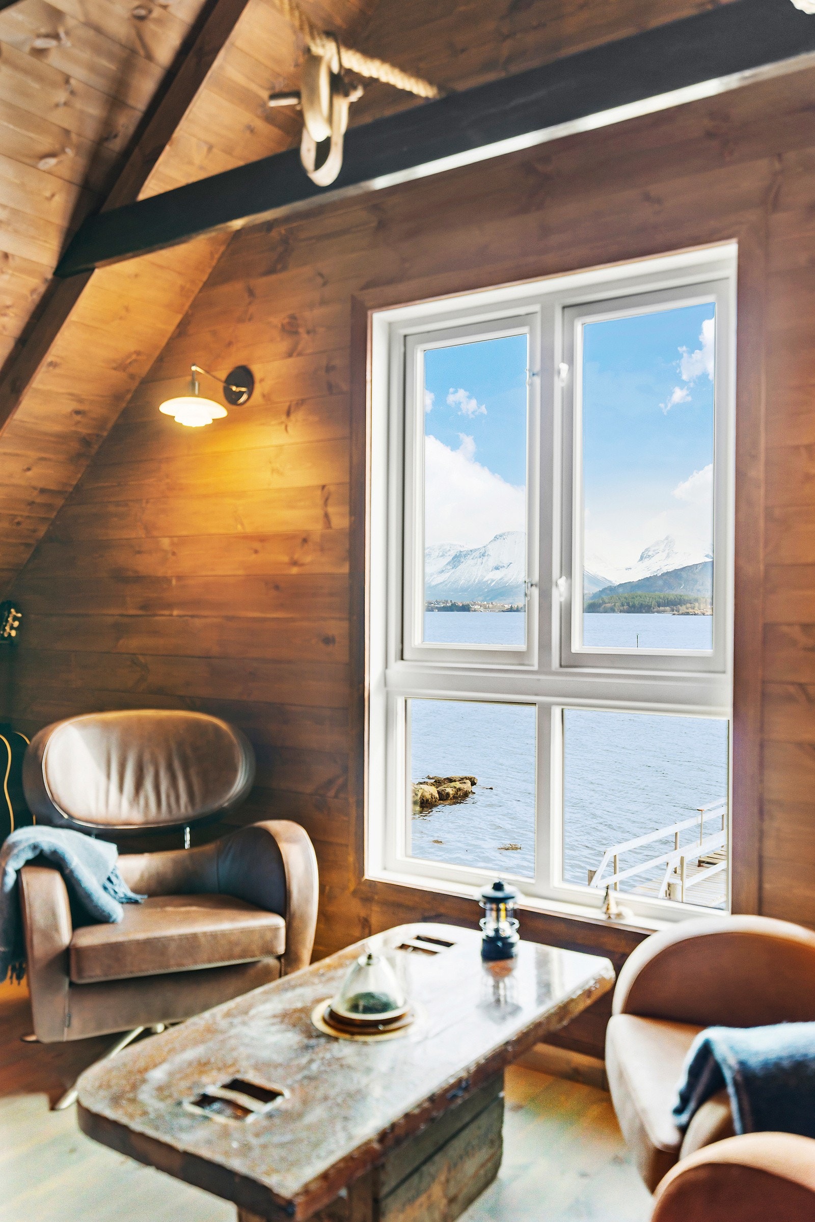 Oppe er naustet innredet og isolert - nye vinduer er satt inn for å få føle på naturen. Galleribilde