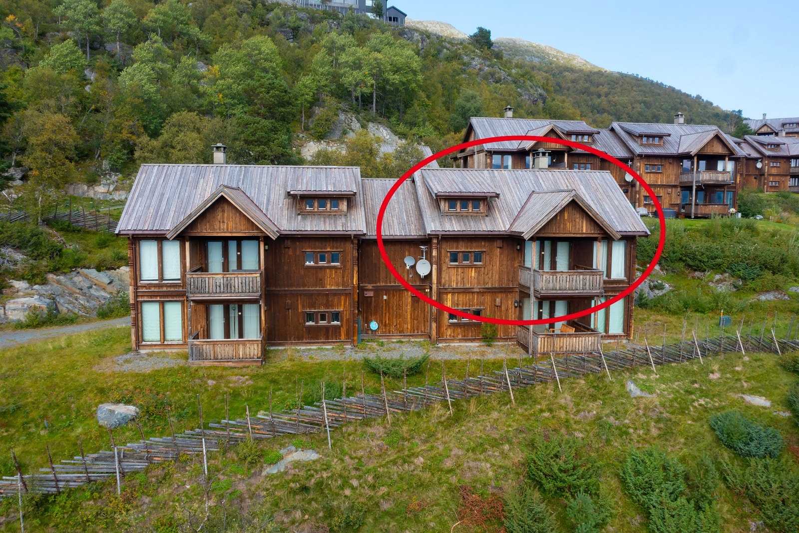 Stølen skisenter har direkte tilknytning til Ådalen, Sletvold, Hovden og Vangslia, og til sammen utgjør disse et av Norges største alpinanlegg. Galleribilde