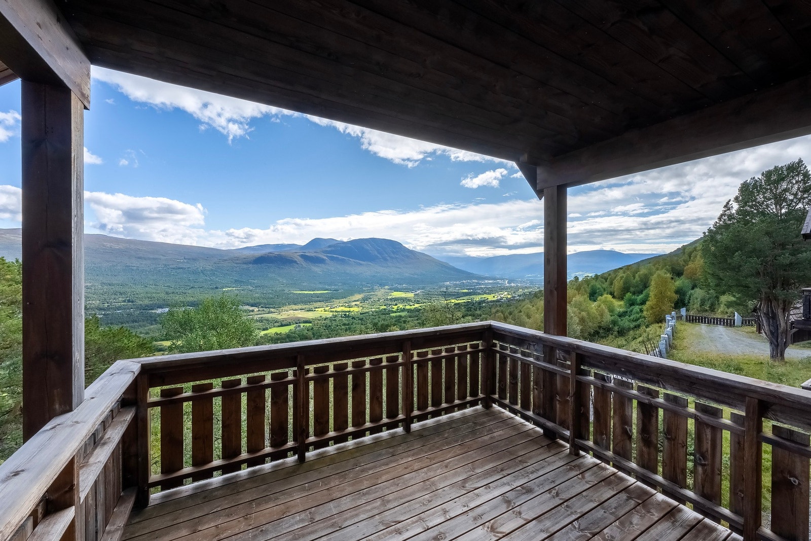 Her kan du nyte de vakre naturomgivelsene Oppdal har å by på. Det er også plass til utemøblement. Galleribilde