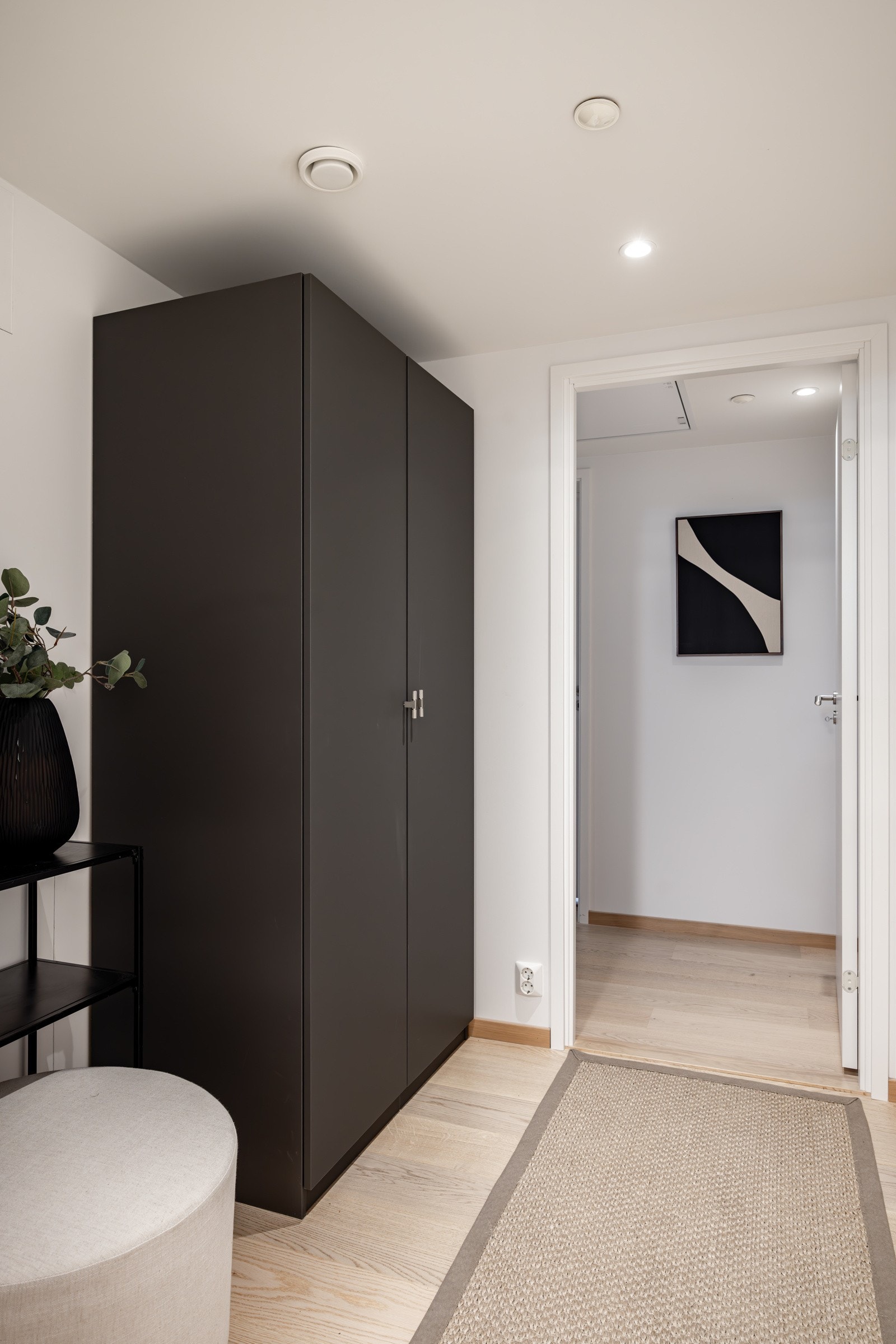 Romslig entré med garderobeplass Galleribilde