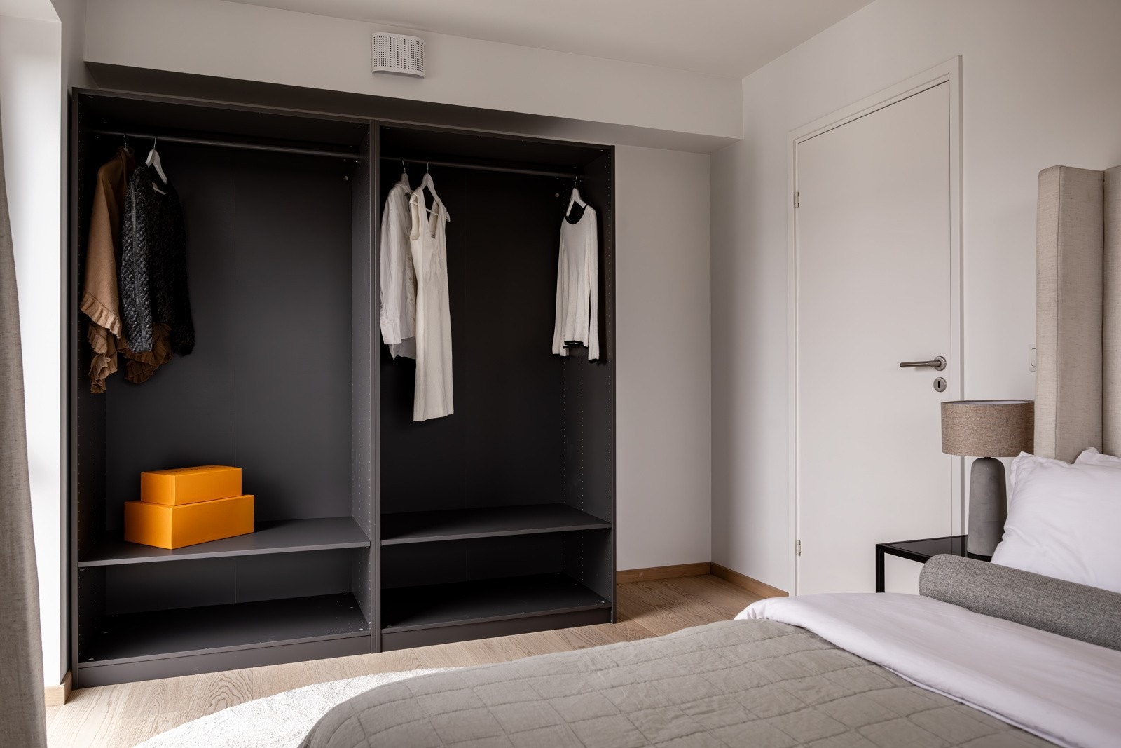 Leiligheten har 3 flotte soverom av samme gode kvalitet og standard som resten av leiligheten - dette er soverom #1 (hovedsoverommet). Lysmalte veggflater, 1-stavs hvitpigmentert parkett på gulv og et stort vindu som slipper inn rikelig med lys. Galleribilde