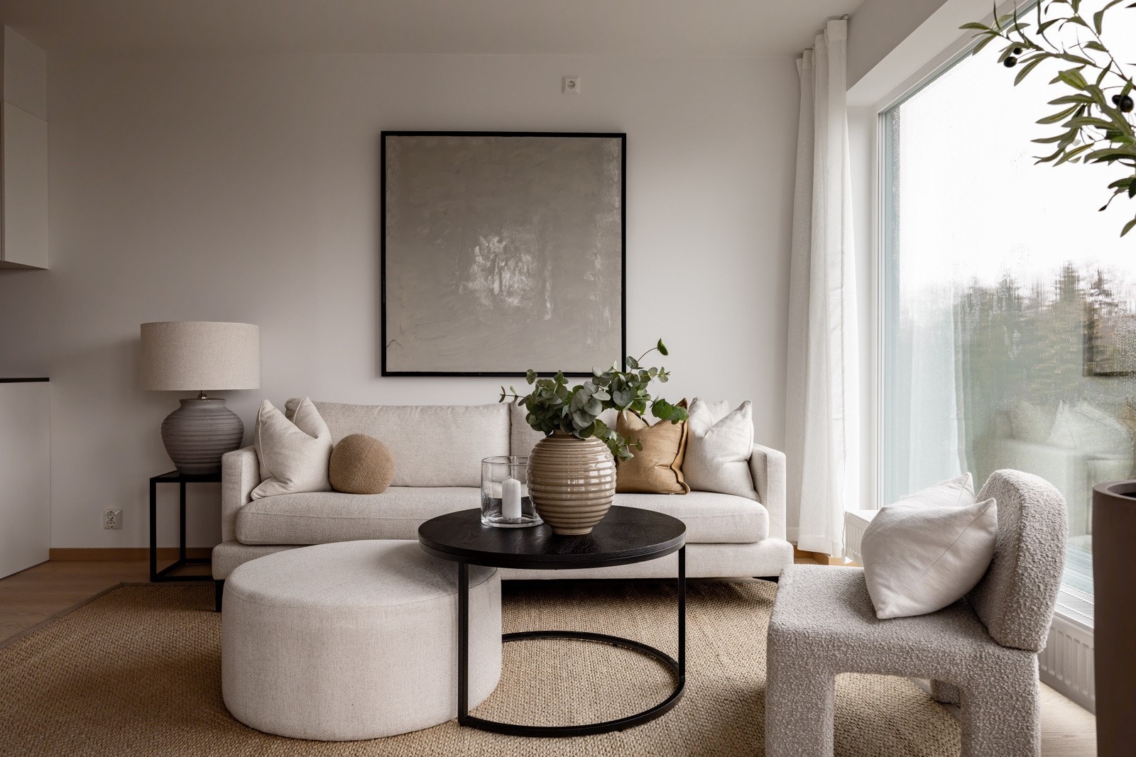 Fabelaktig hjørnestue med flott utsikt og store vindusflater fra gulv til tak som slipper inn rikelig med lys. Galleribilde