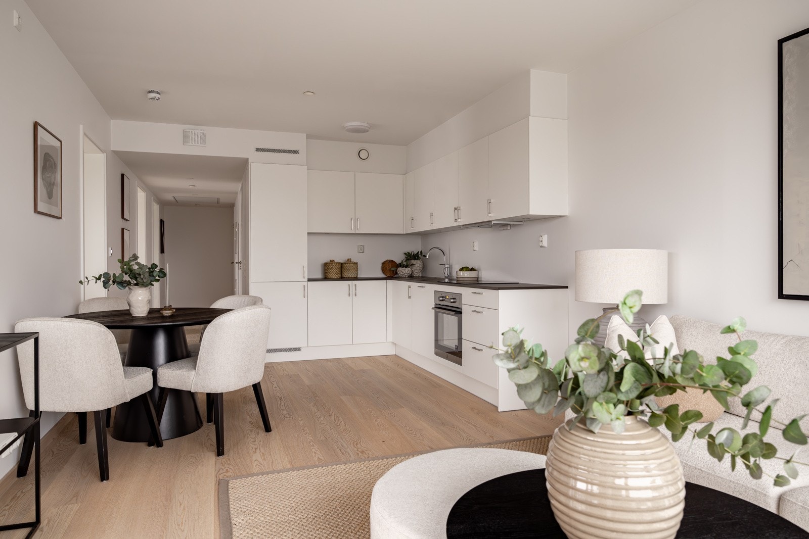 På gulvet er det lagt 1-stavs hvitpigmentert parkett som strekker seg sømløst gjennom alle oppholdsrom. Galleribilde