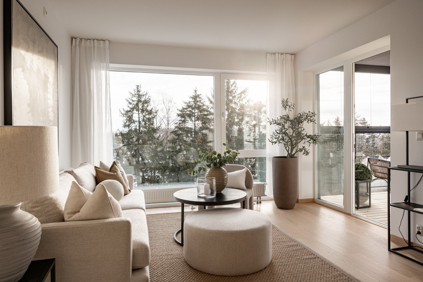 Fabelaktig hjørnestue med flott utsikt og store vindusflater fra gulv til tak som slipper inn rikelig med lys. Galleribilde