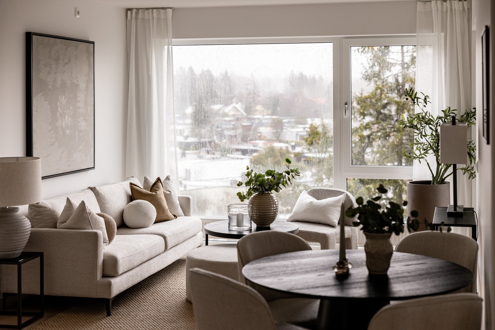 Fabelaktig hjørnestue med flott utsikt og store vindusflater fra gulv til tak som slipper inn rikelig med lys. Galleribilde