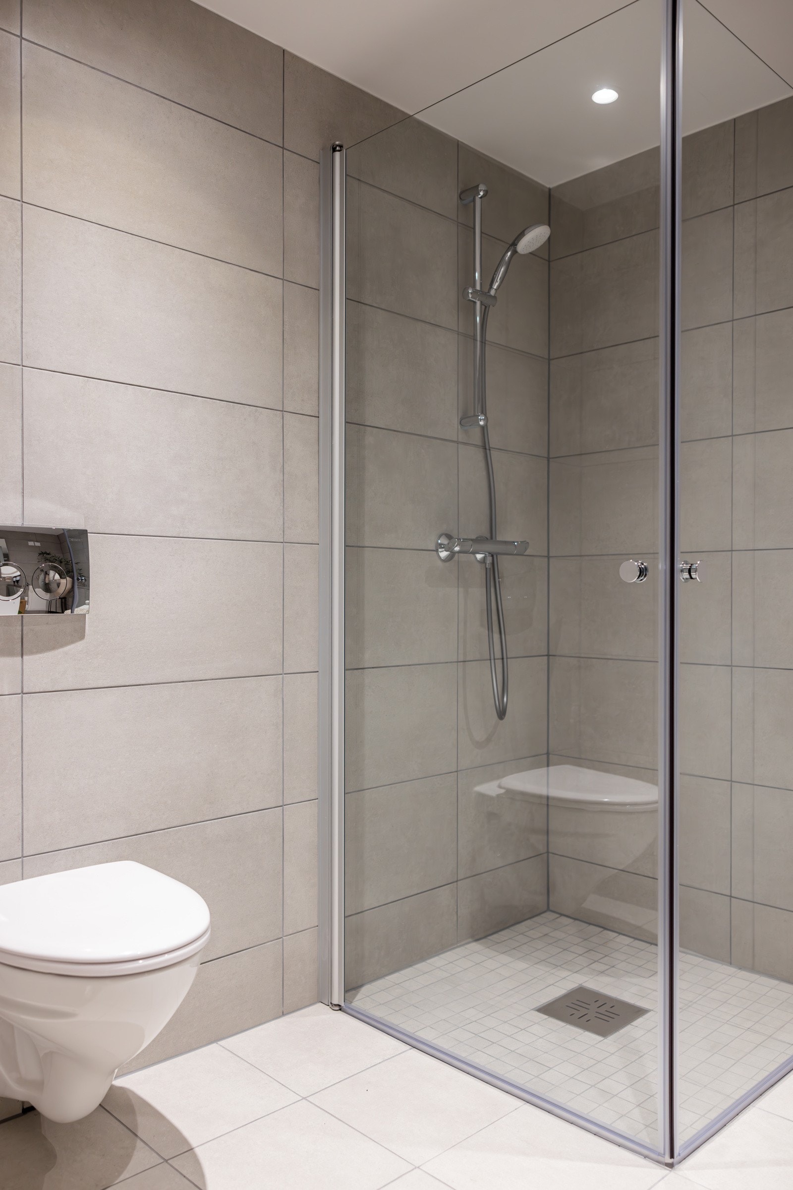 Dusjhjørne med 2 innfellbare glassdører, og vegghengt klosett Galleribilde