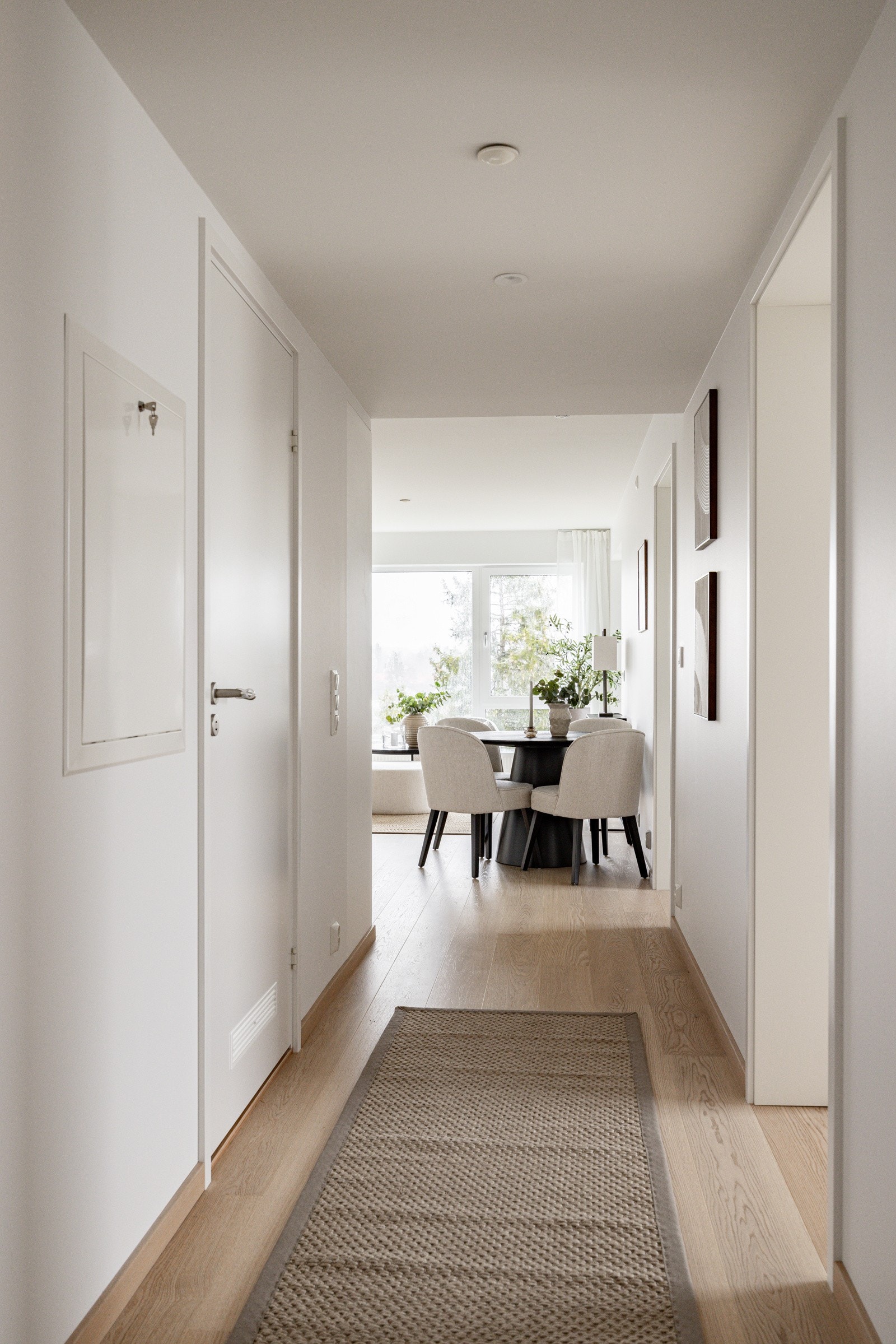 Gangen mot stuen, med soverommene til høyre og badet til høyre Galleribilde