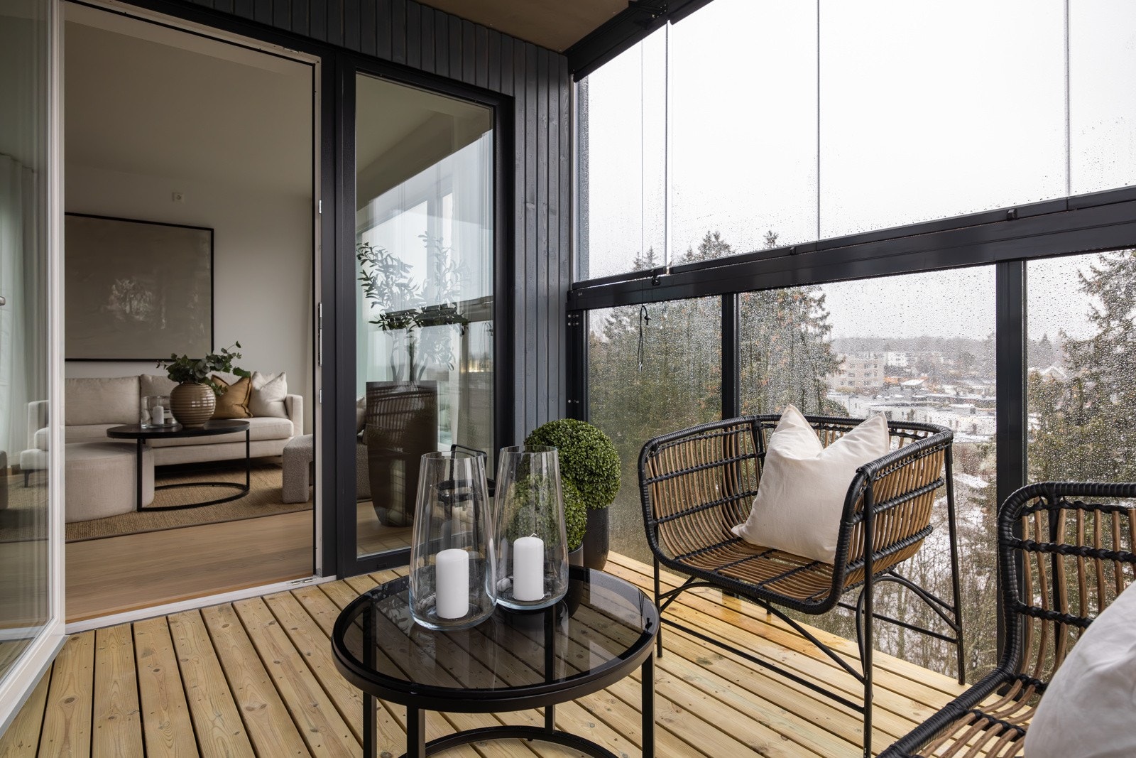 Stor, innglasset balkong på hele 7 kvm vendt mot syd og har gode sol/lysforhold og fin utsikt mot skogen utenfor. Galleribilde