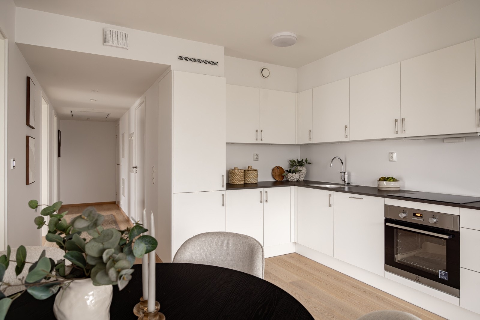 Stilrent kjøkken i åpen løsning mot stuen. Galleribilde