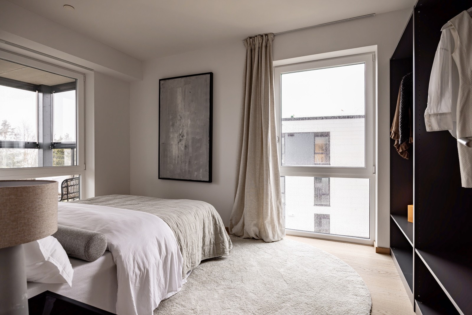 Leiligheten har 3 flotte soverom av samme gode kvalitet og standard som resten av leiligheten - dette er soverom #1 (hovedsoverommet). Lysmalte veggflater, 1-stavs hvitpigmentert parkett på gulv og et stort vindu som slipper inn rikelig med lys. Galleribilde