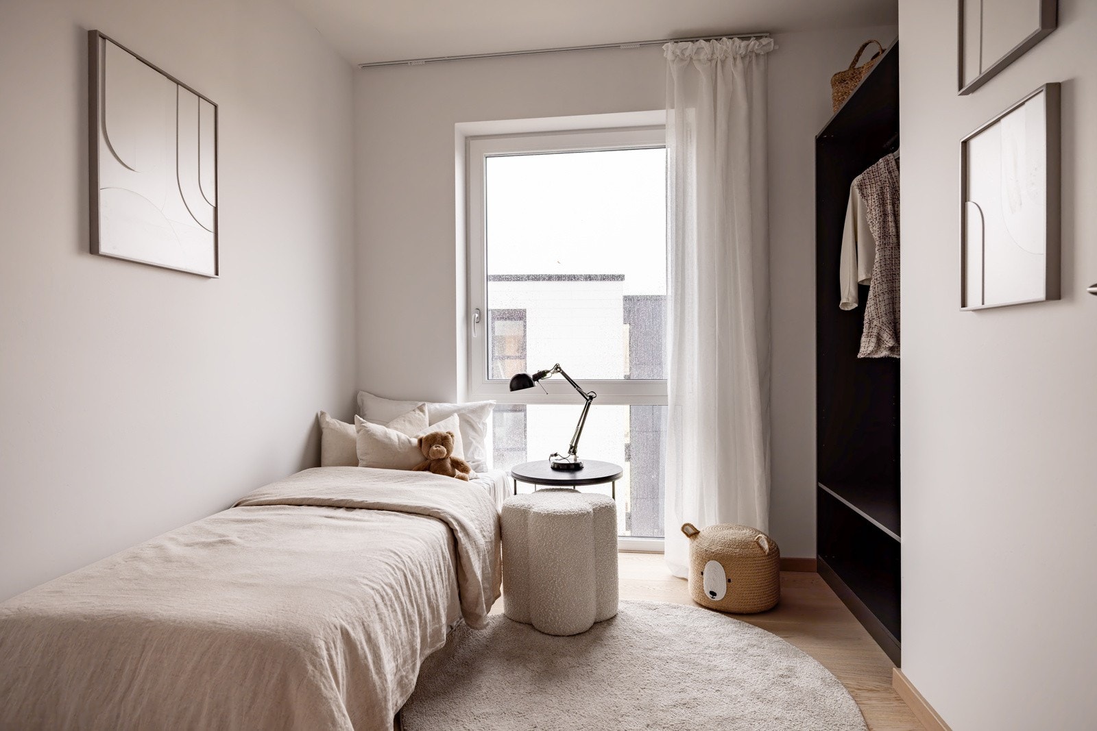 Leiligheten har 3 flotte soverom av samme gode kvalitet og standard som resten av leiligheten - dette er soverom #2 Galleribilde