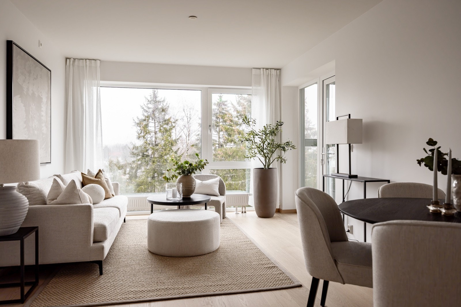 Fabelaktig hjørnestue med flott utsikt og store vindusflater fra gulv til tak som slipper inn rikelig med lys. Galleribilde