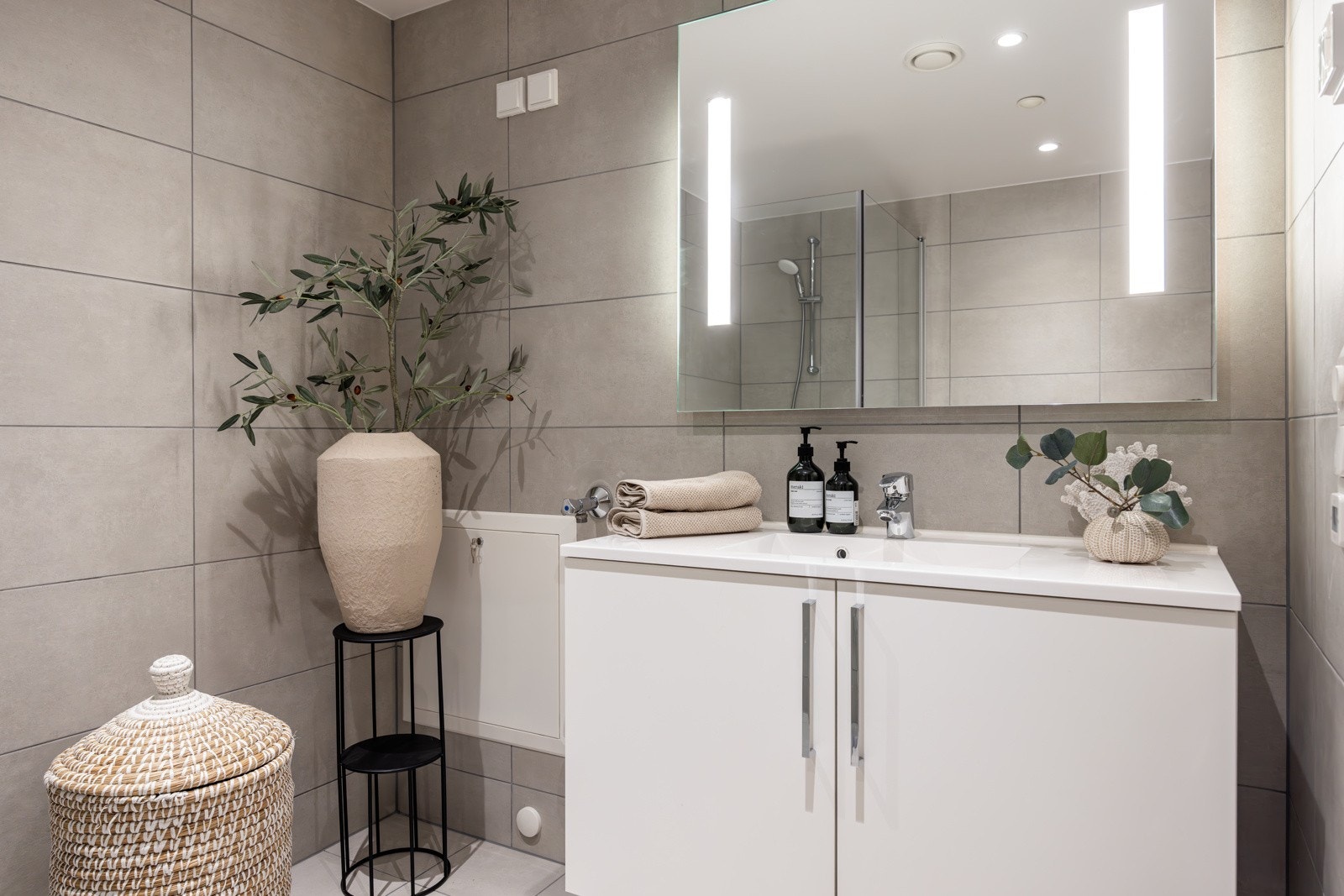 Baderomsinnredning bestående av benkeskap med glatte fronter. Galleribilde