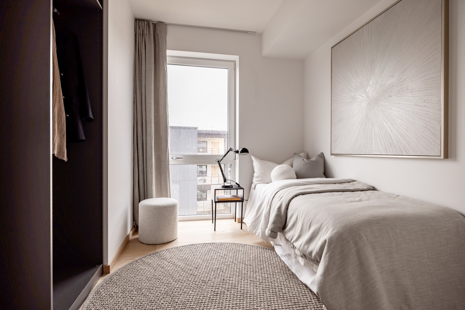 Leiligheten har 3 flotte soverom av samme gode kvalitet og standard som resten av leiligheten - dette er soverom #1. Lysmalte veggflater, 1-stavs hvitpigmentert parkett på gulv og et stort vindu som slipper inn rikelig med lys. Galleribilde