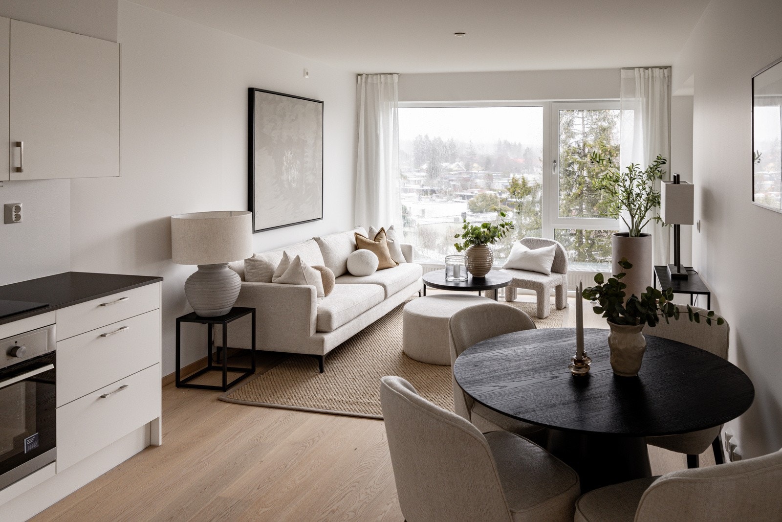 Lys og deilig stue med den enorme, innglassede balkongen utenfor. Galleribilde