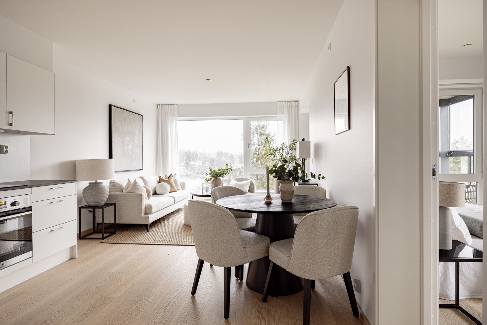 Lys og deilig stue med den enorme, innglassede balkongen utenfor. Galleribilde