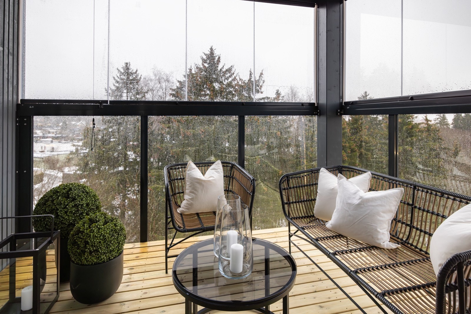 Stor, innglasset balkong på hele 7 kvm vendt mot syd og har gode sol/lysforhold og fin utsikt mot skogen utenfor. Galleribilde