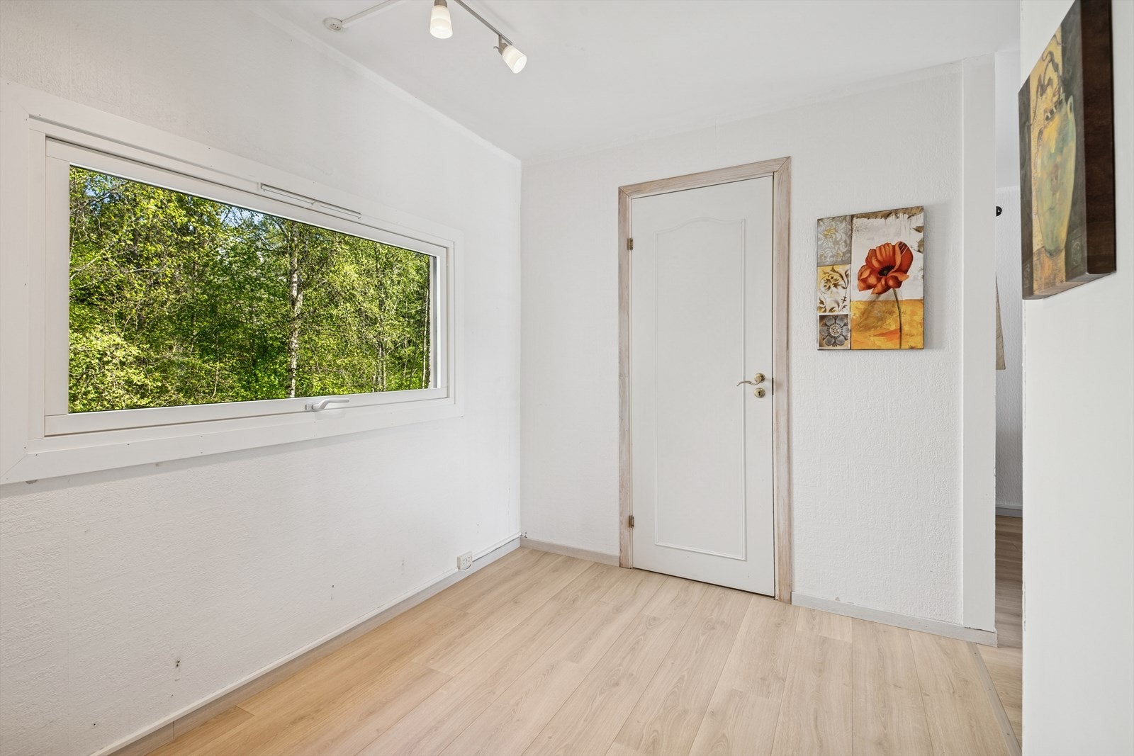 Det er mulighet for en ekstra spiseplass eller hjemmekontor i forkant av kjøkkenet Galleribilde