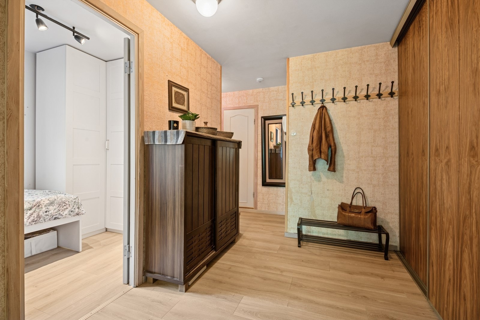 Gang med stor, dyp skyvedørsgarderobe Galleribilde