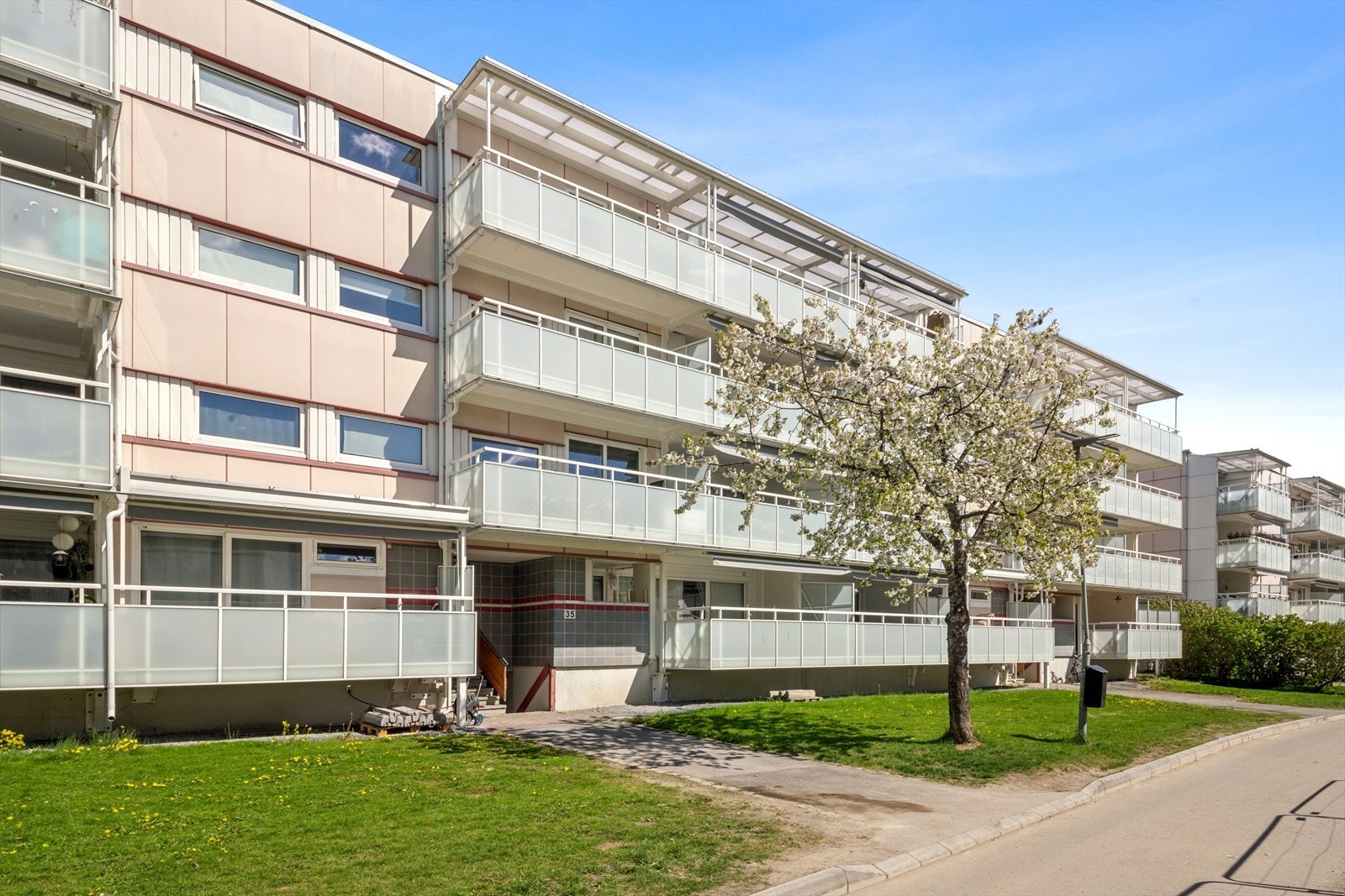 Pent og ryddig inngangsparti i veldrevet borettslag Galleribilde