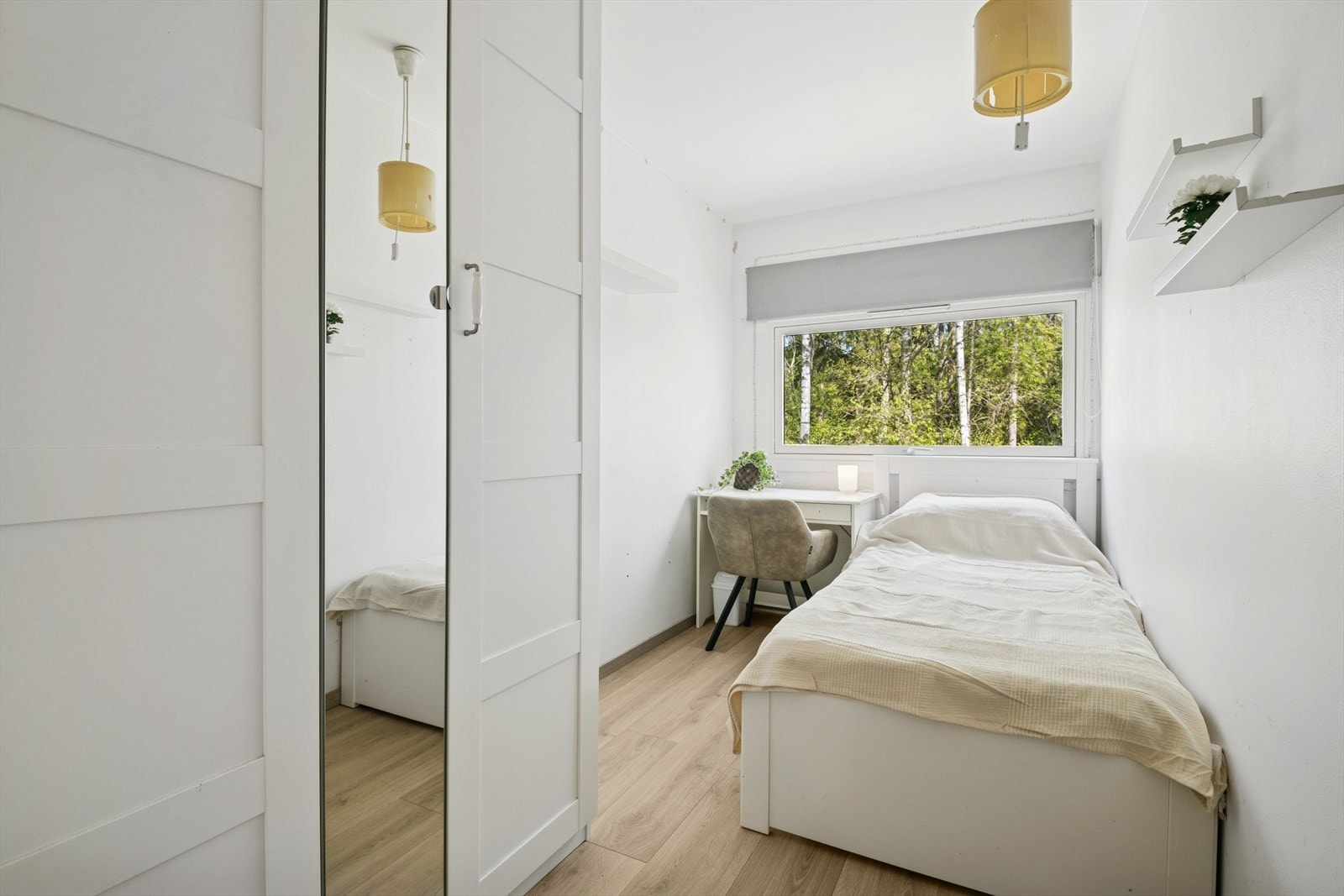 Soverom 2 med garderobe Galleribilde