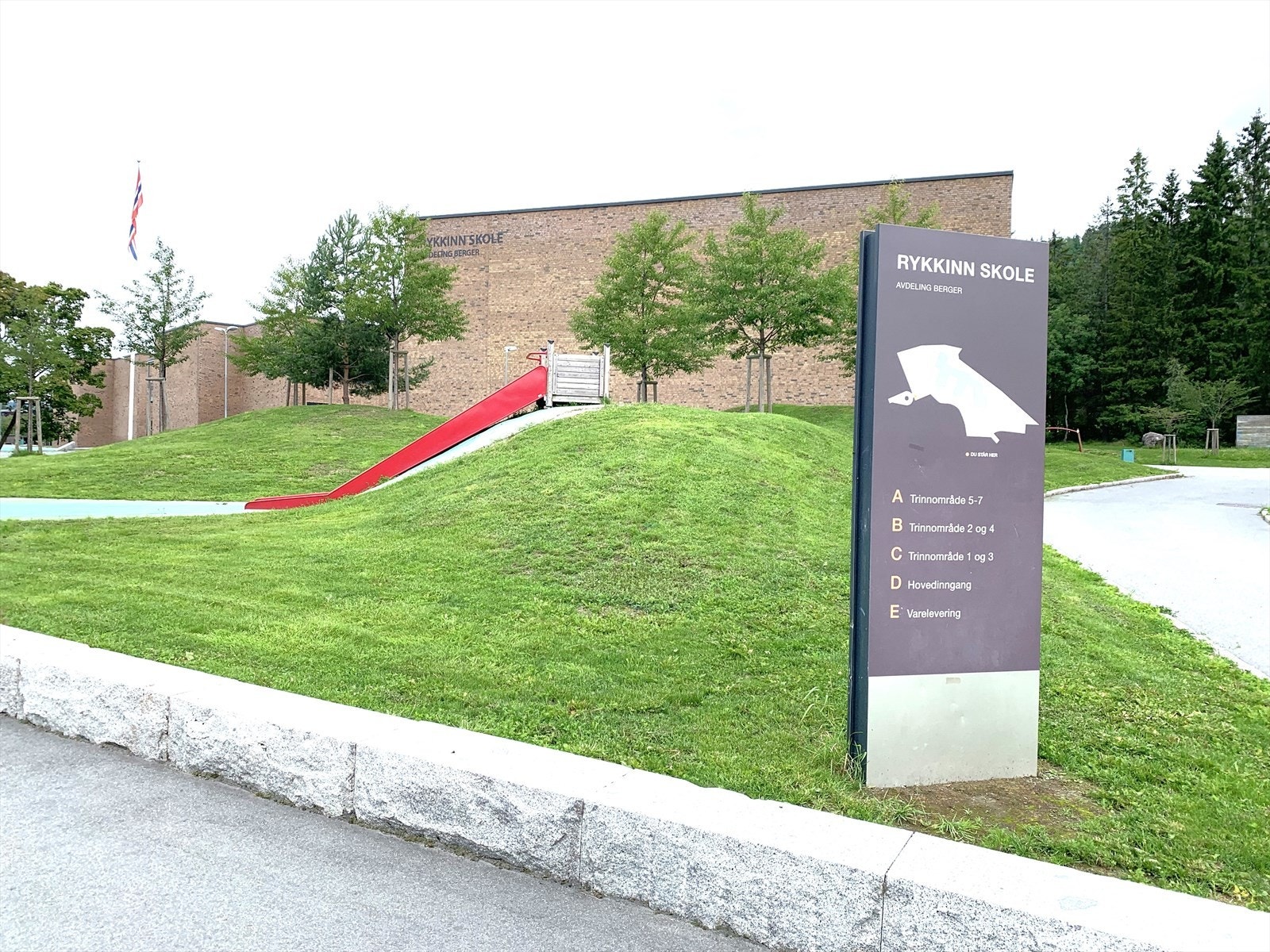 Det er trygg og fin gangvei til nye Rykkinn barneskole.
Ny ungdomsskole åpnet i 2024. Det er også flere gode barnehager i nærområdet Galleribilde