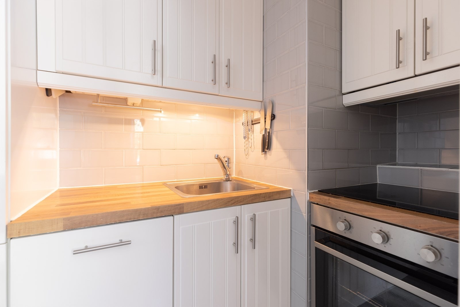 Kjøkkenet er i delvis åpen løsning mot stuen. Galleribilde