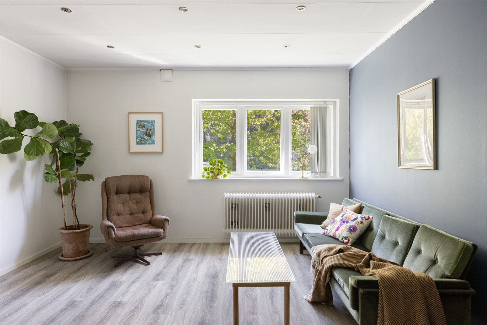 Leiligheten har en sentral beliggenhet og er omkranset av grønn beplantning rett utenfor. Galleribilde