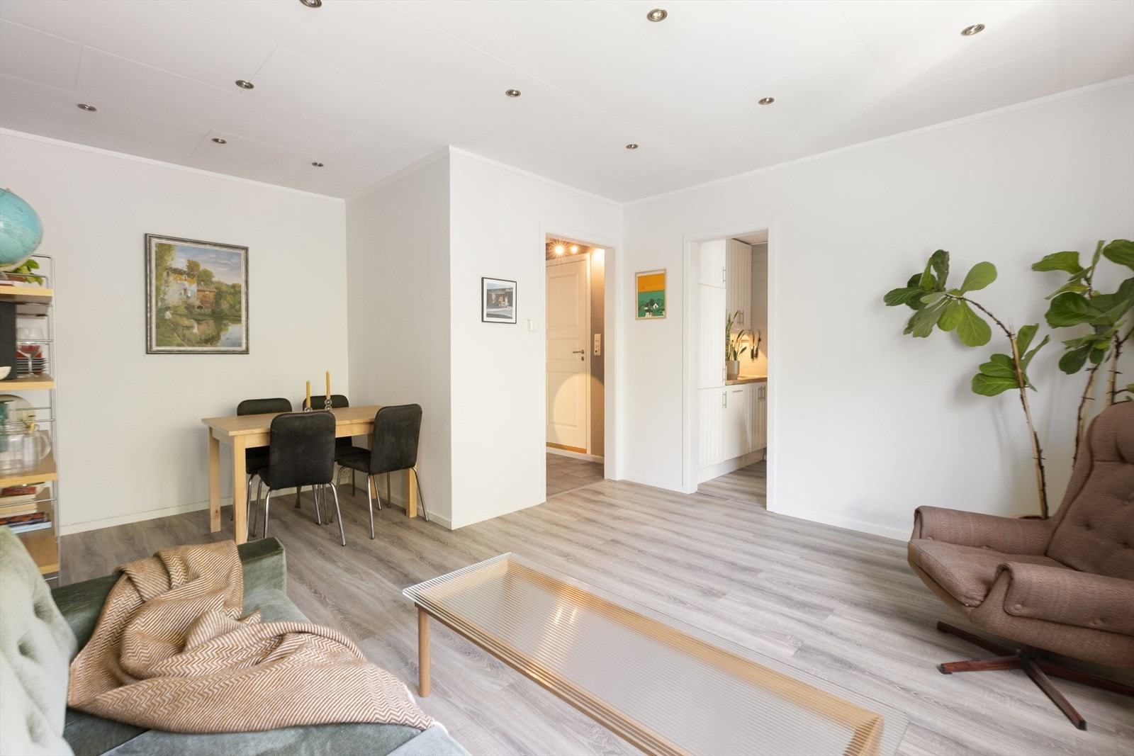 Stuens størrelse byr på flere gode møbleringsmuligheter. Galleribilde