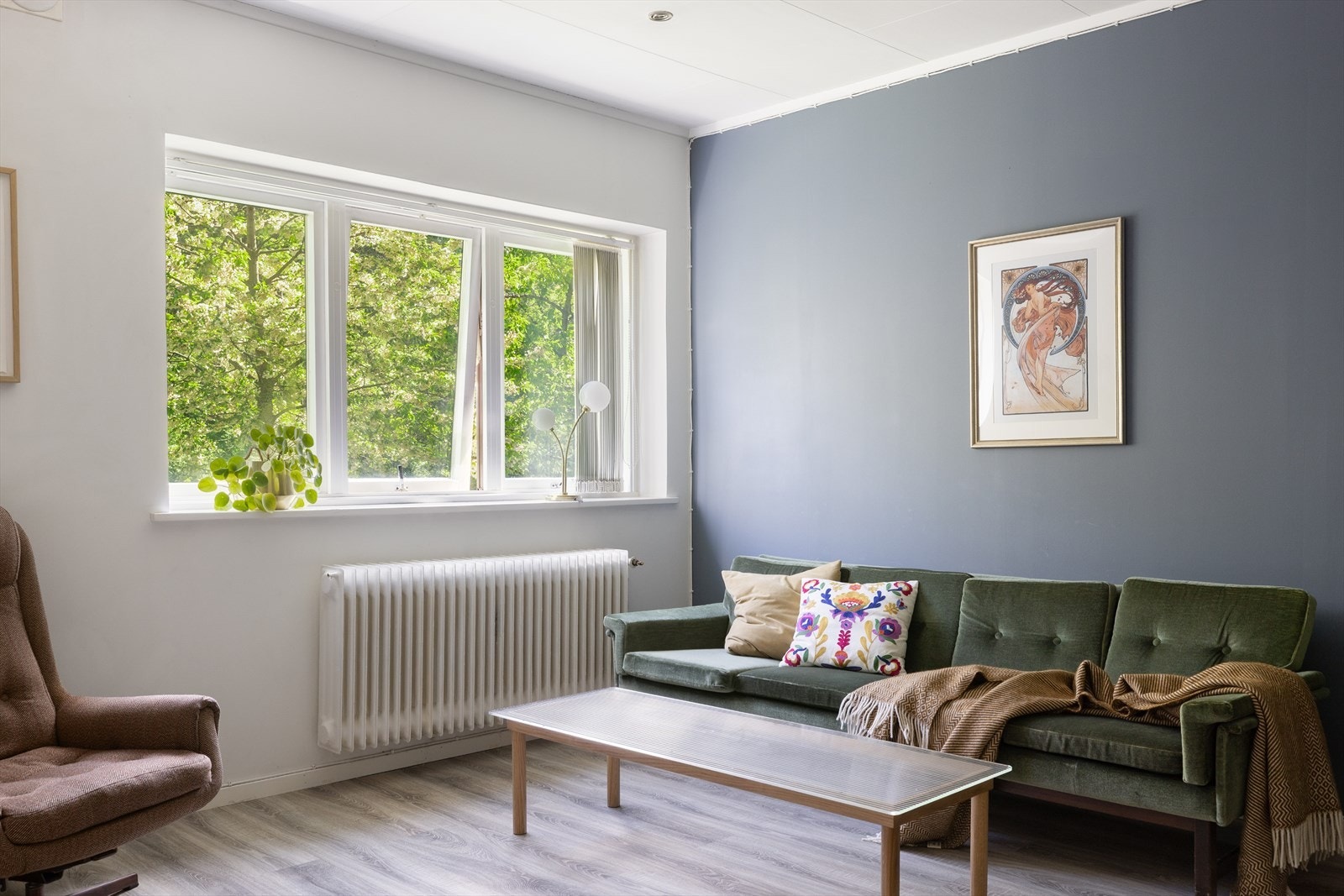 Store vindusflater som slipper inn rikelig med lys, som skaper en god og luftig atmosfære. Galleribilde