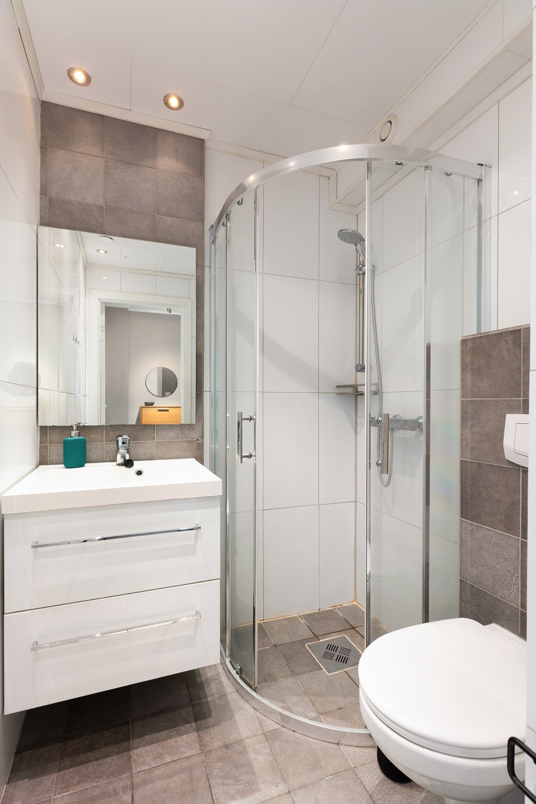 Vegghengt toalett, 60 cm servant med skuffer og dusjhjørne med glassvegger. Opplegg for vaskemaskin. Galleribilde