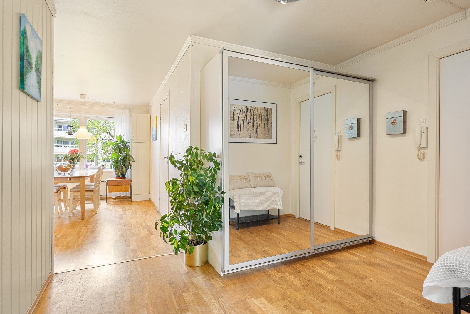 Det er montert dørcalling med åpner ved inngangsdøren. Galleribilde