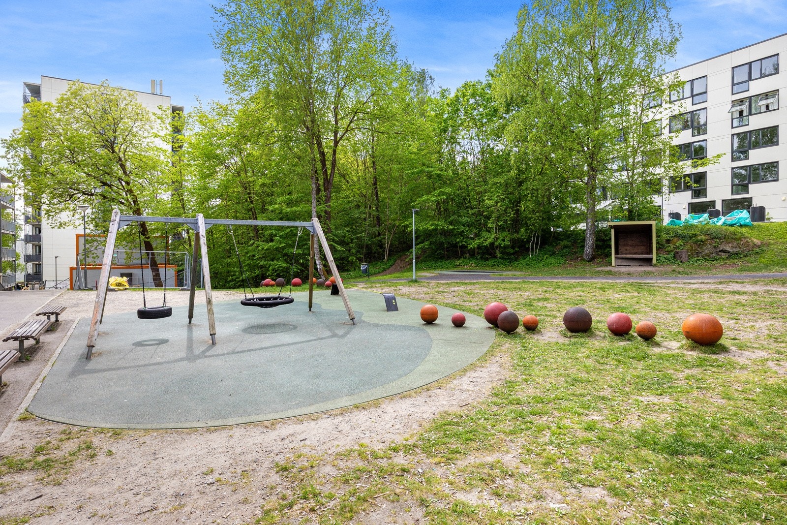 Det er satt ut sittegrupper og lekeapparater til felles anvendelse i hagen mellom byggene. Galleribilde
