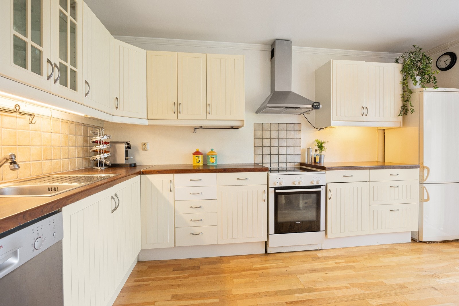 Kjøkkenet har et stilrent og pent design med gode benkeflater og mye oppbevaringsplass. Galleribilde