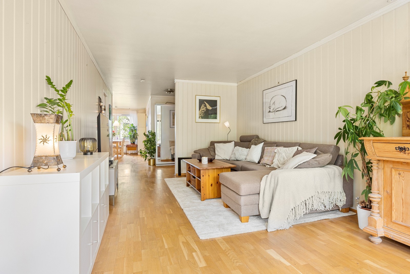 Den gjenomgående, åpne planløsningen gir leiligheten en luftig atmosfære. Galleribilde