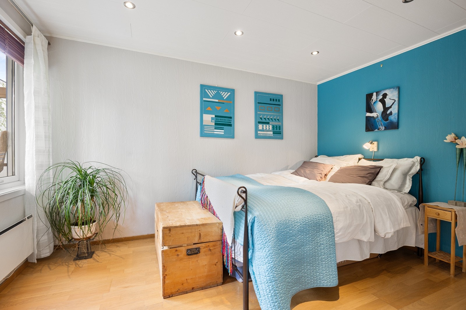 Hovedsoverommet har downlights i himlingen. Galleribilde