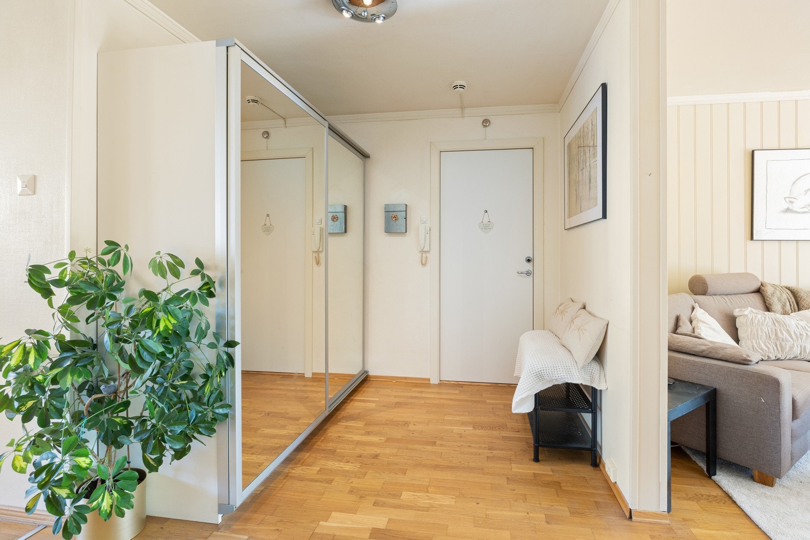 Leiligheten har ekstra lagringsplass i to disponible boder i bygget. Galleribilde