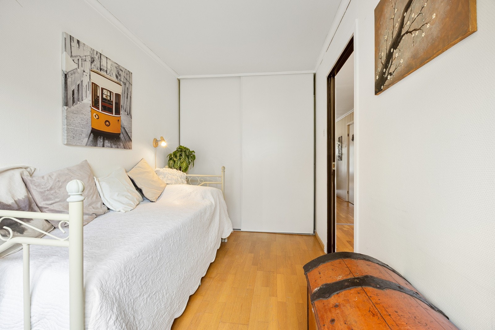 På soverom 2 er det en romslig, plassbygd skyvedørsgarderobe. Galleribilde