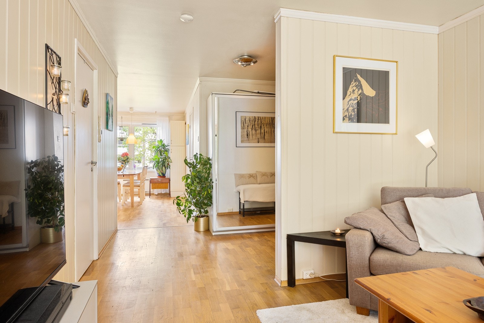 I entreen er det en romslig skyvedørsgarderobe med speilfronter. Galleribilde