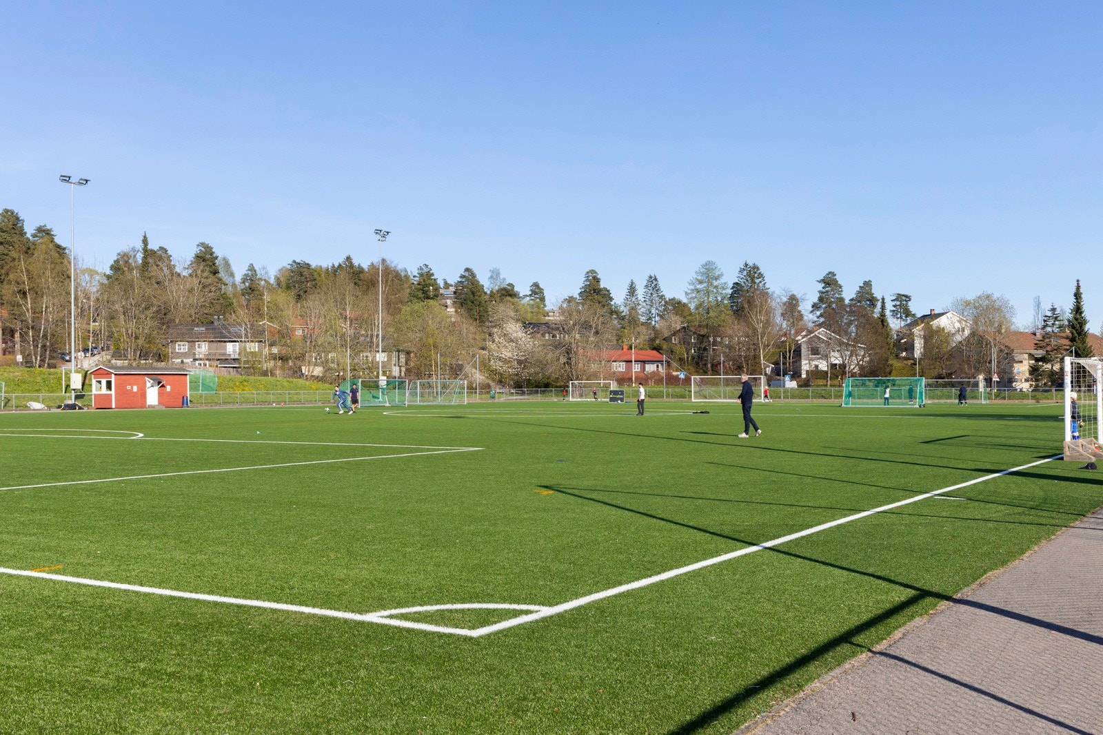Rett i nærheten ligger Steinerskolen, Voksen skole og idrettsanlegg. Galleribilde