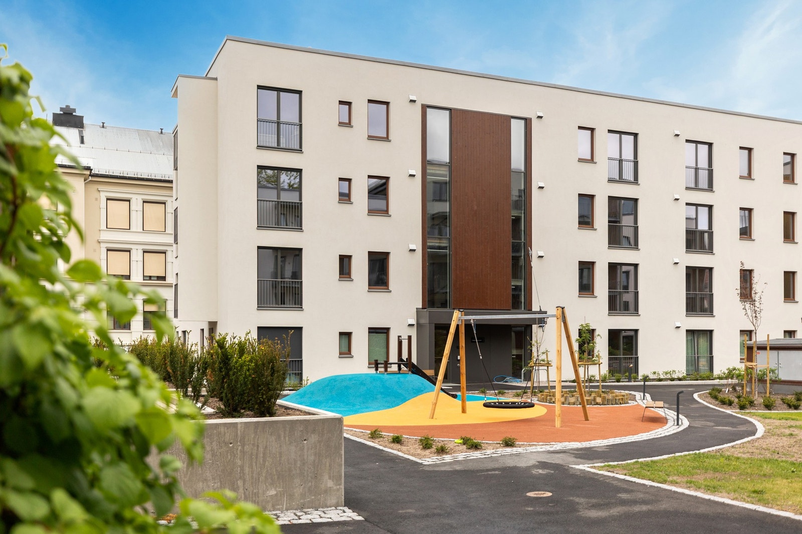 Tomten er opparbeidet med plen, granittstein samt en liten lekeplass. Galleribilde