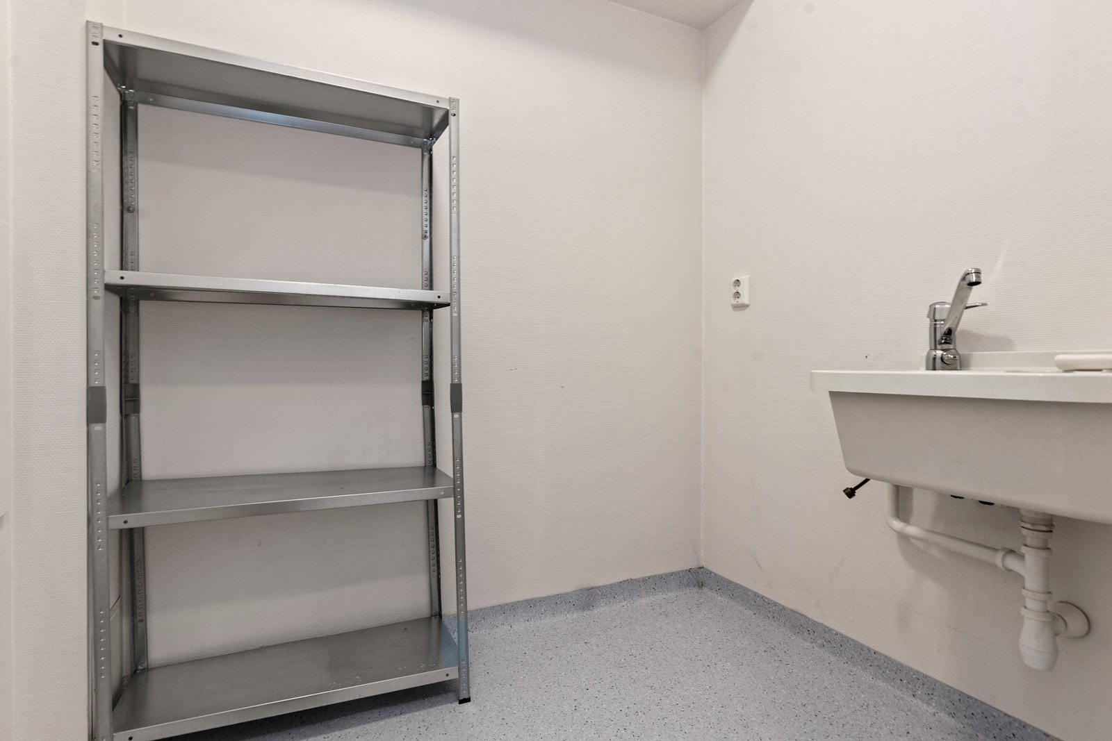 Vaskerom med utslagskum og opplegg for vaskemaskin Galleribilde