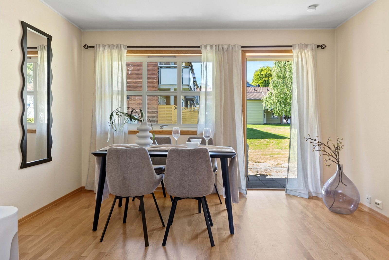 Pen og trivelig leilighet med adkomst til markterrasse fra stue Galleribilde