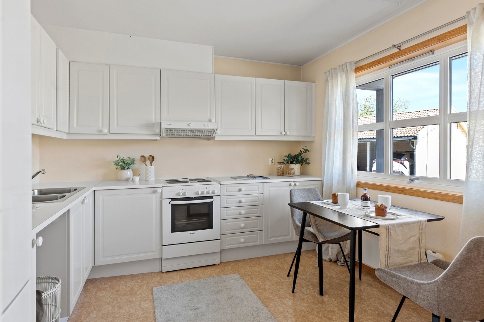 Koselig plass for liten spisegruppe foran vindu Galleribilde