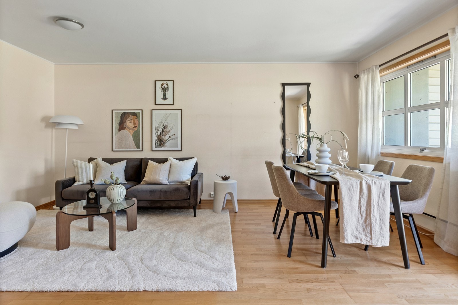 1. etasje som består av gang, kjøkken, stue, to soverom, bad, vaskerom og bod Galleribilde