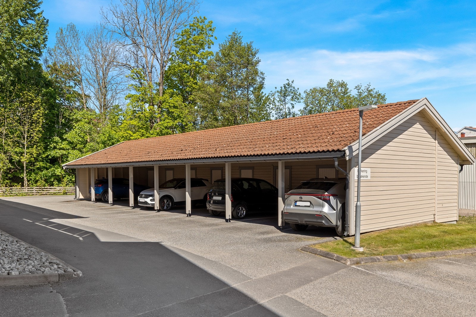 Andelen disponerer en oppmerket p-plass Galleribilde