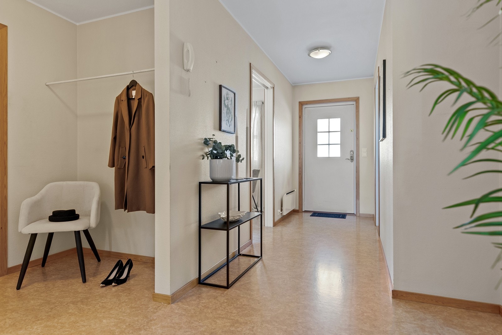 Utnytt gangarealet for smarte garderobeløsninger - bl.a. fine knagger på vegg og smale skoskap Galleribilde