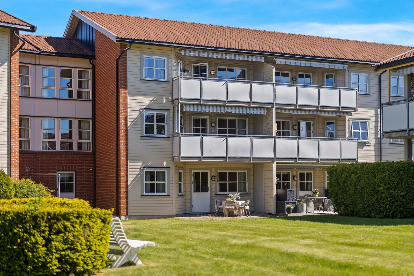 Leiligheten ligger i etablert boligfelt med gangavstand til Gresvik torg, byferga og hovedvei med gode bussforbindelser. Ca 5 km til Fredrikstad sentrum Galleribilde